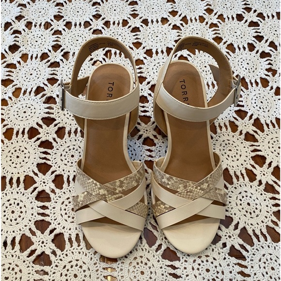 Torrid 4H bone caged fronthl snake print details size 8.5W - Picture 1 of 8